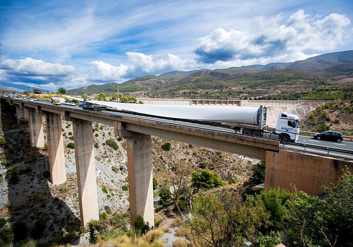Las espectaculares imágenes de las palas eólicas de vuelta al puerto de Motril