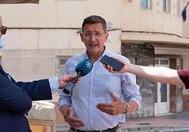 Imagen de archivo de Sánchez Teruel frente al hospital de Cruz Roja de Almería tras su cierre.