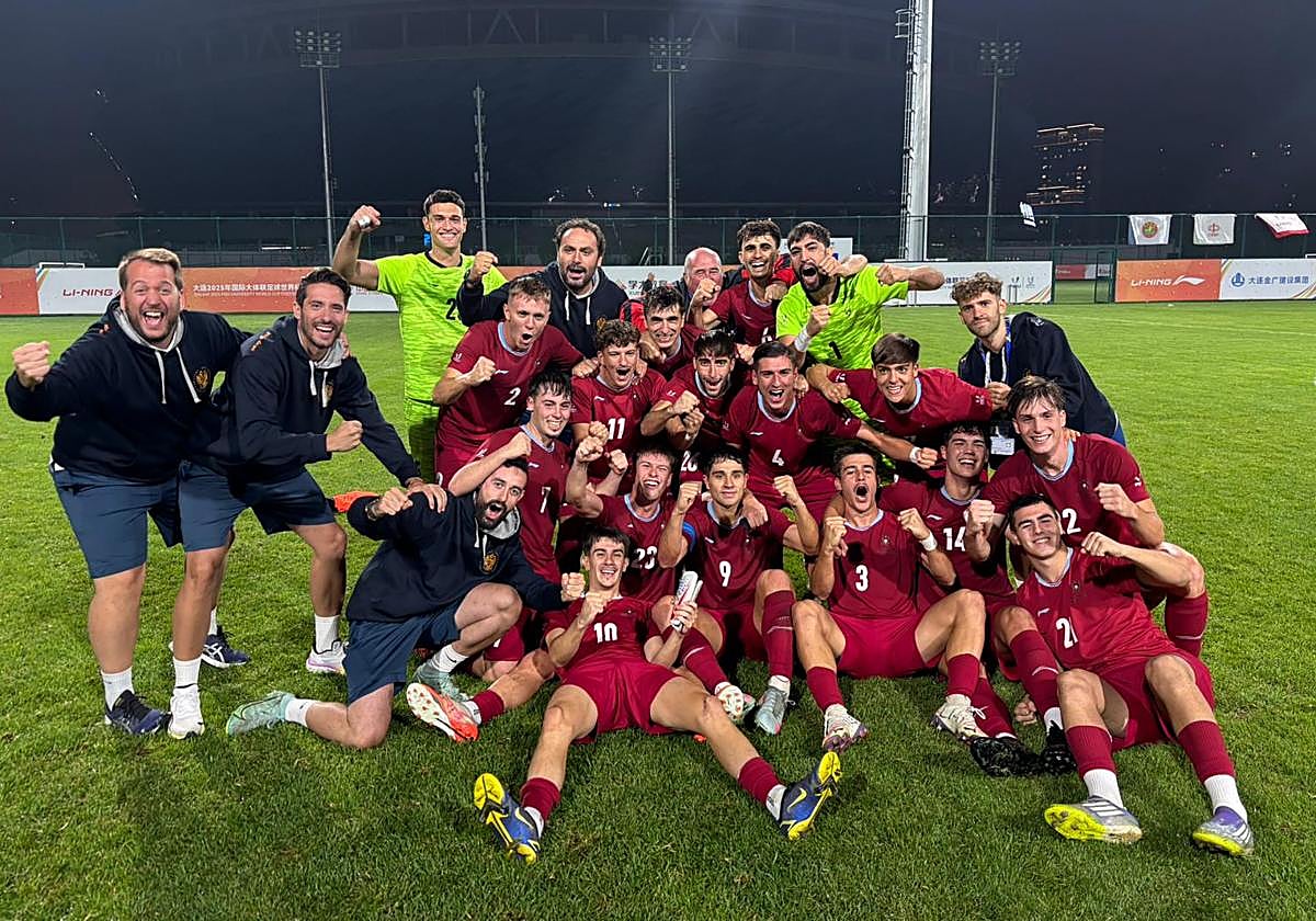 Los granadinos celebran el pase frente a los croatas en Dalian.