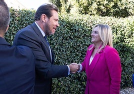 El ministro Óscar Puente y la alcaldesa Marifrán Carazo se saludan en el desayuno informativo en el que el dirigente presentó la propuesta de integración del tren.