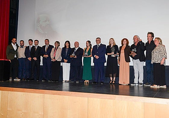 Los premiados posan con sus galardones en el teatro Mira de Amescua de Guadix.