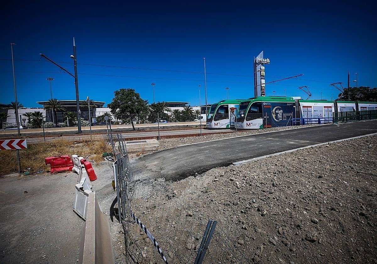 El carril ciclopeatonal está construido por sus extremos.