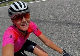 Ana Alonso sonríe durante un entrenamiento anterior en bicicleta.
