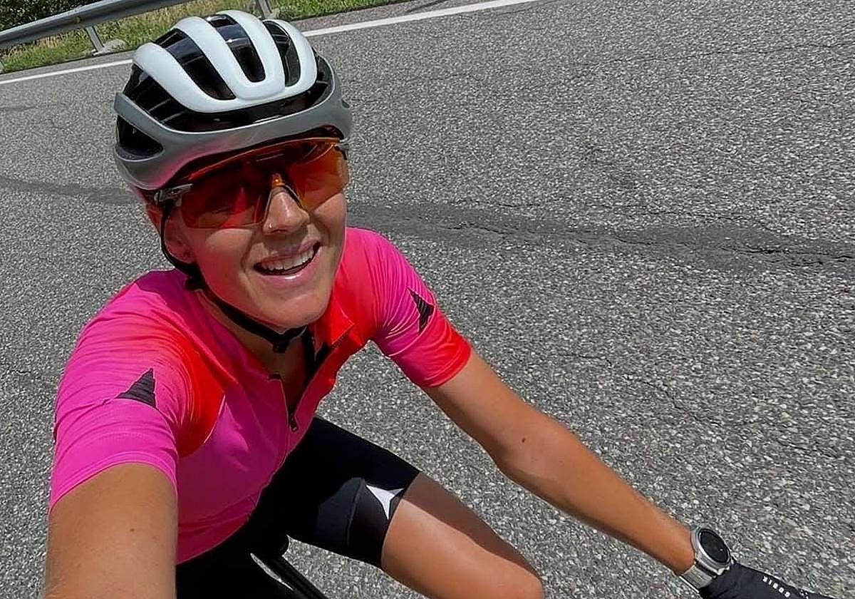 Ana Alonso sonríe durante un entrenamiento anterior en bicicleta.