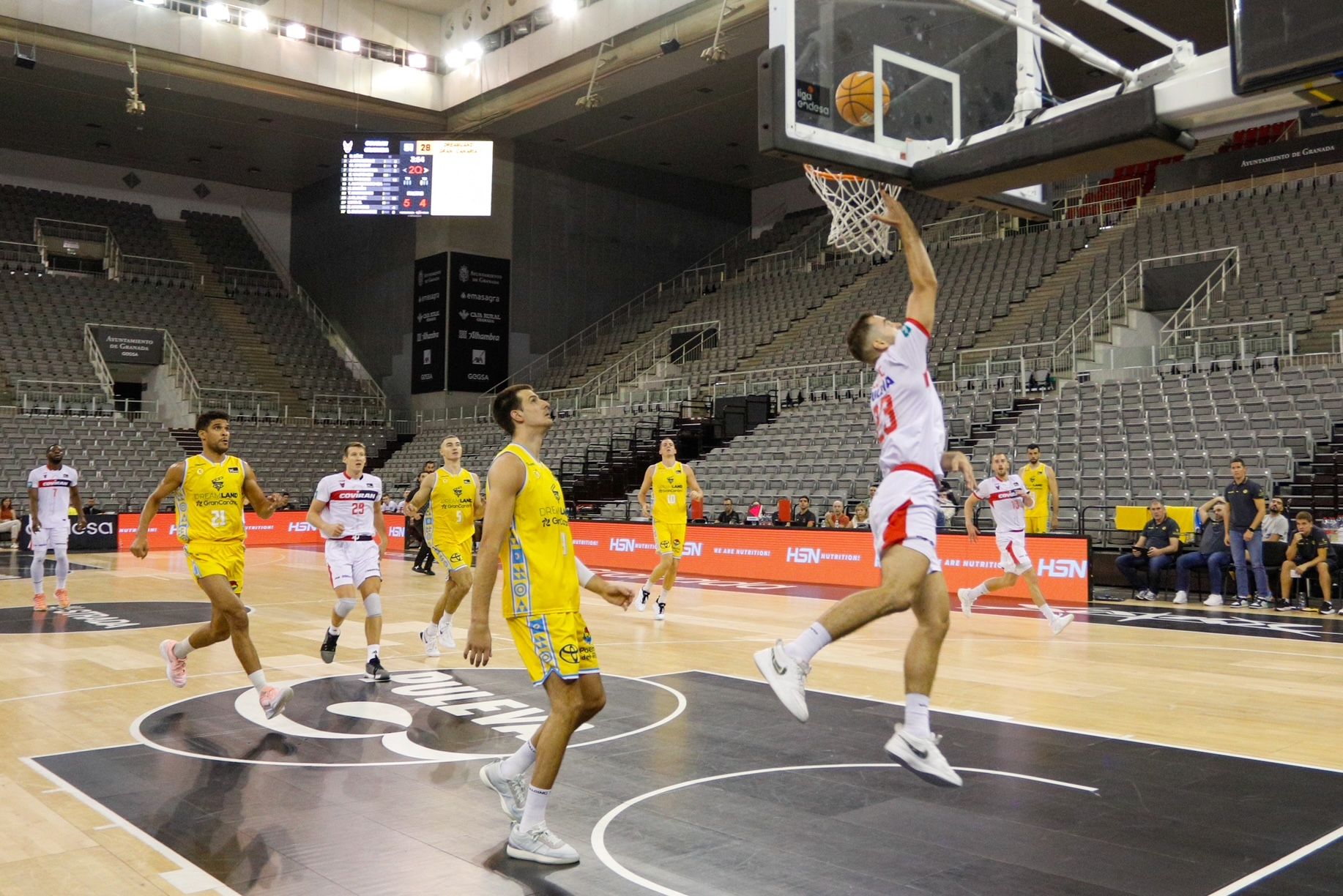 El Covirán lo bordó durante el primer tiempo frente al Gran Canaria, aquí Kljajic encesta en una contra.