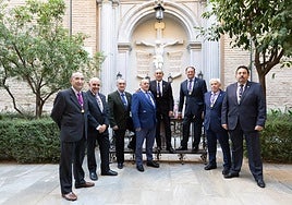 Un grupo de palieros ante el Crucificado de piedra de la Basílica