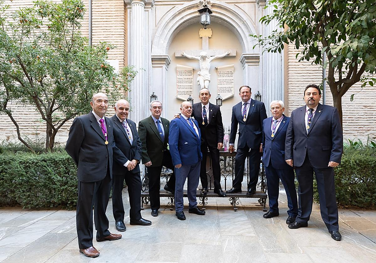 Un grupo de palieros ante el Crucificado de piedra de la Basílica