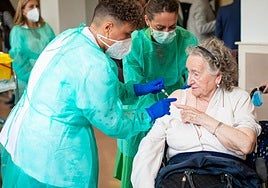 Una mujer recibe la vacuna en la residencia del Perpetuo de Socorro de Santa Fe en una campaña anterior.