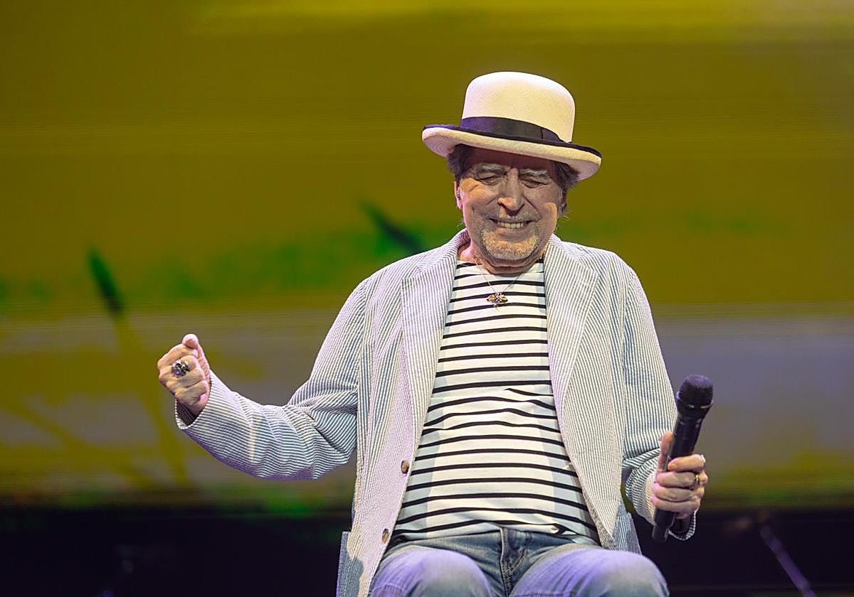 Joaquín Sabina, durante el concierto, en la Plaza de Toros de Granada.