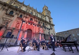 Actuación, a los pies de la Catedral.