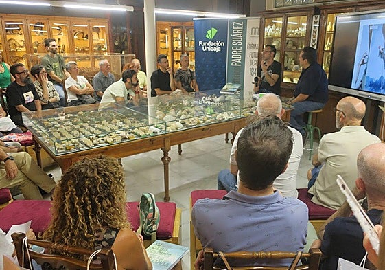 Un momento de la charla entre Gustavo Bernal y José Luis Munuera, ayer en el Museo de Ciencias del IES Padre Suárez.