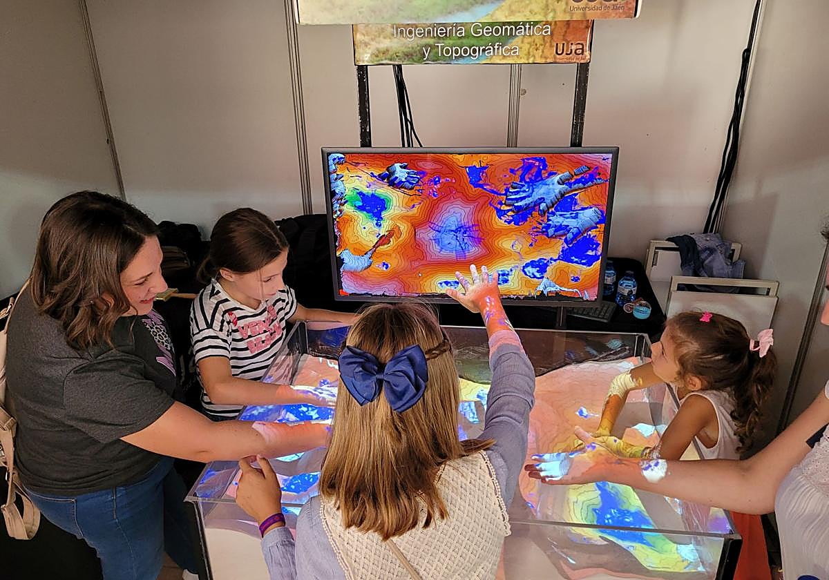 La Universidad de Jaén sale a la calle un año más para acercar la ciencia a la ciudadanía