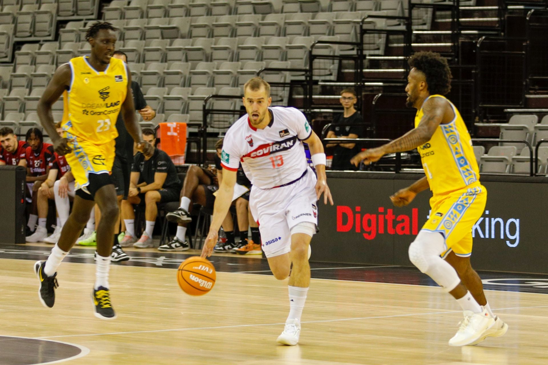 Matt Thomas conduce el balón en el partido amistoso contra el Dreamland Gran Canaria a puerta cerrada.