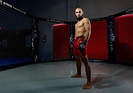 Kamal 'el Grande' en la jaula del Strong Fight and Fitness, el gimnasio donde entrena en Churriana de la Vega.