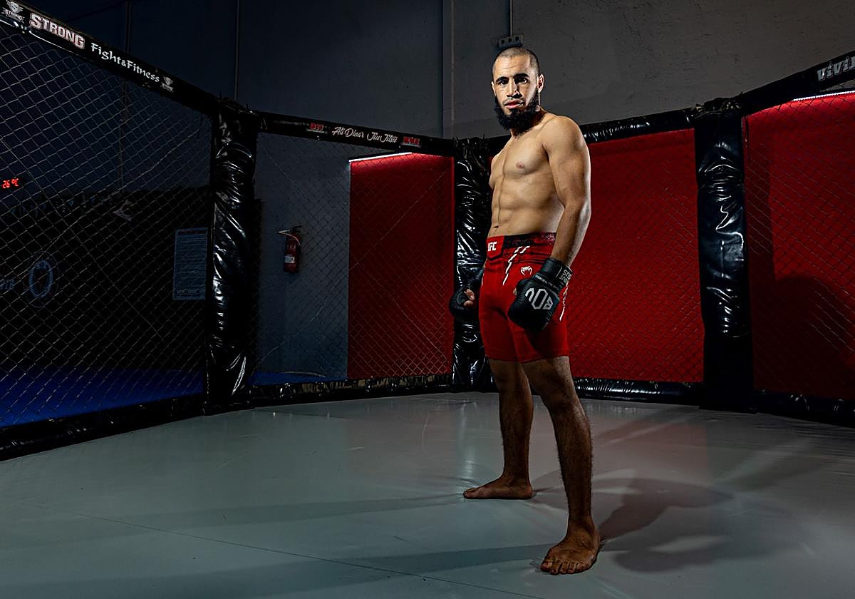 Kamal 'el Grande' en la jaula del Strong Fight and Fitness, el gimnasio donde entrena en Churriana de la Vega.