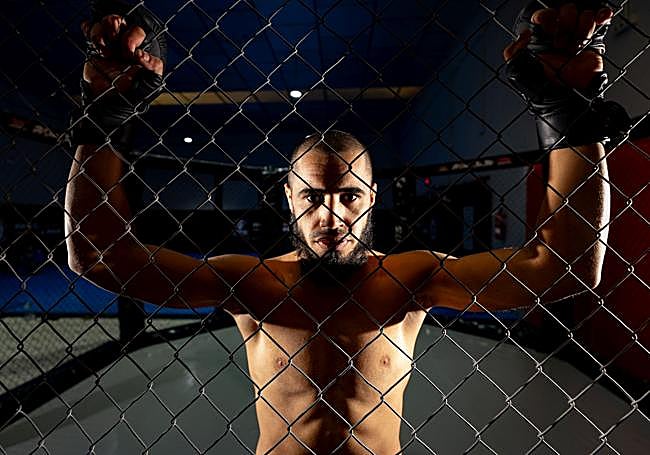 Kamal, tras las rejas de la jaula.