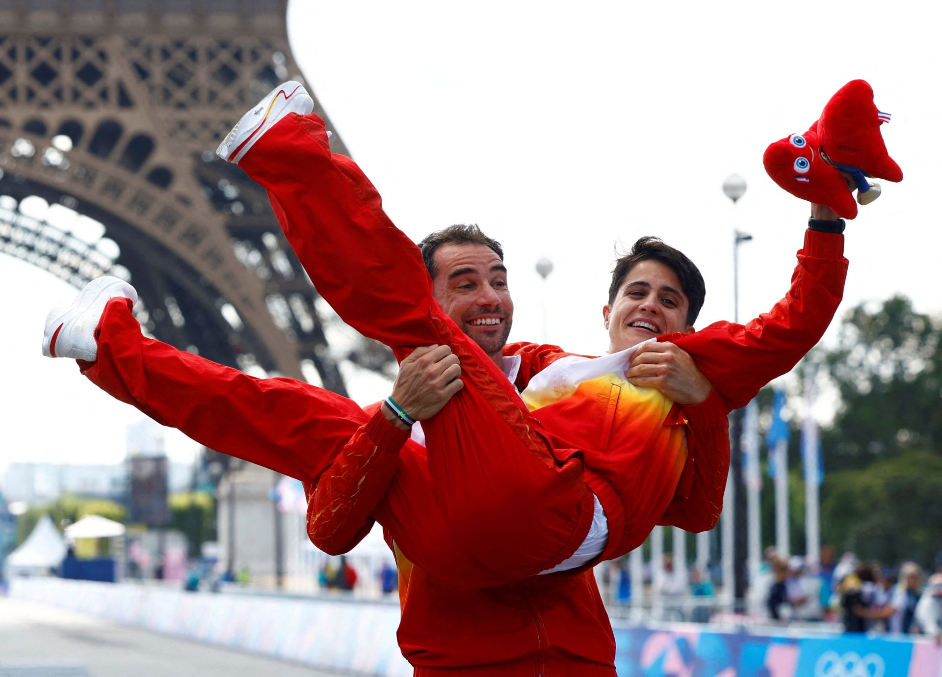 Álvaro Martín la eleva tras ganar conjuntamente el relevo mixto de marcha.