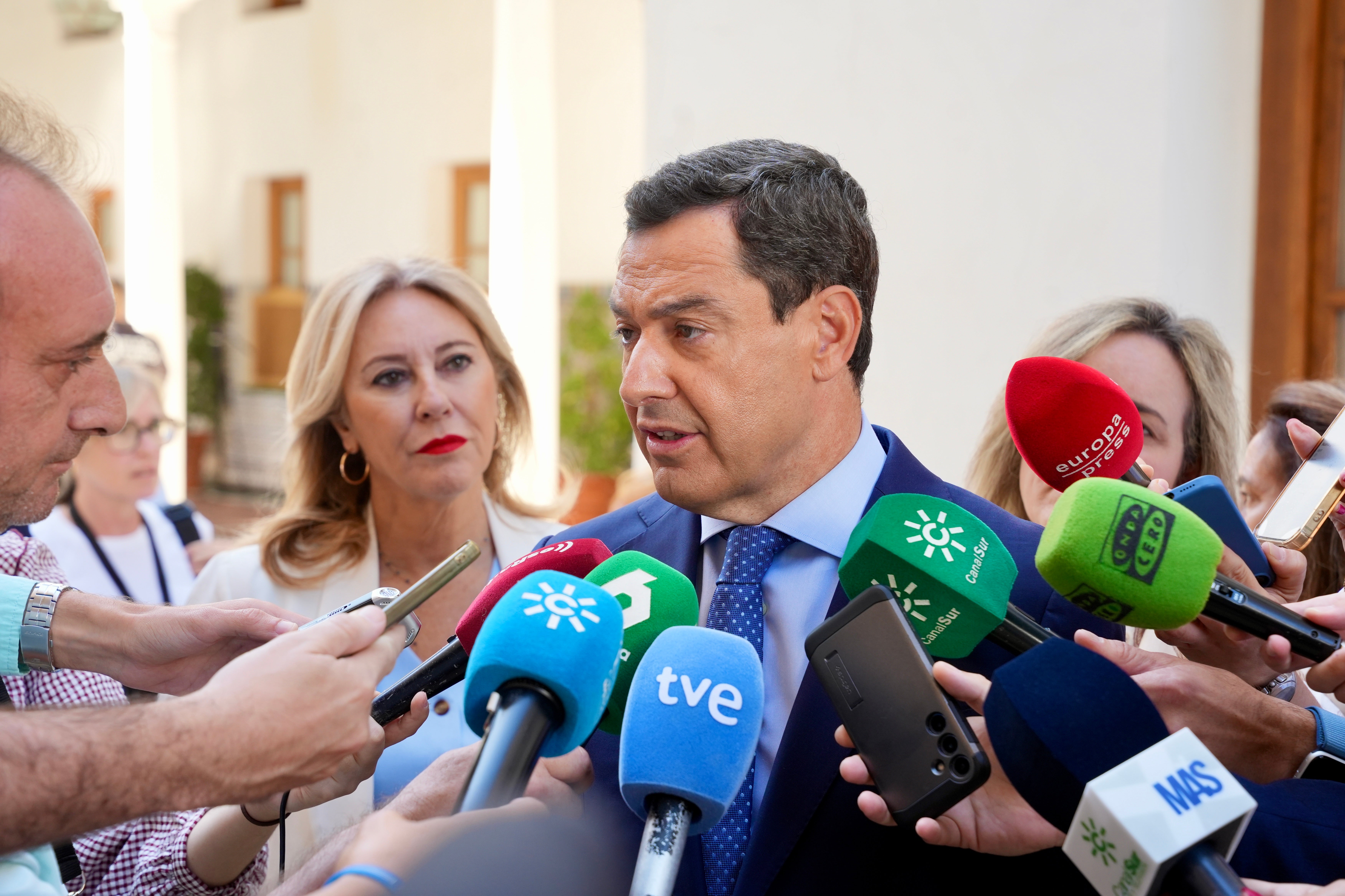 Juanma Moreno y Carolina España, el jueves en el Parlamento.