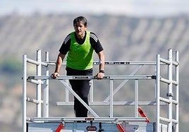 Pacheta supervisa el entrenamiento del Granada desde un andamio.