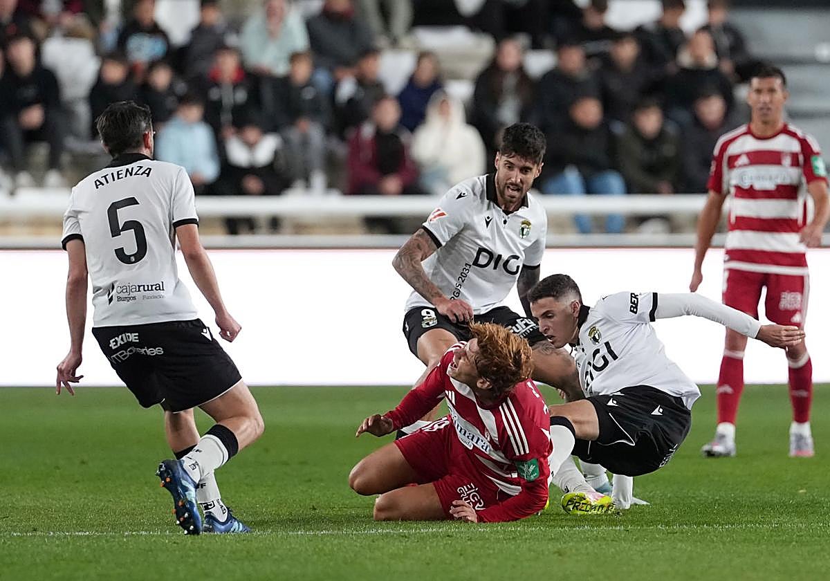 El rojiblanco Jorge Pascual se duele en el césped tras sufrir un derribo en El Plantío.