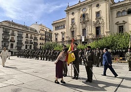 Mujer besa la bandera nacional.