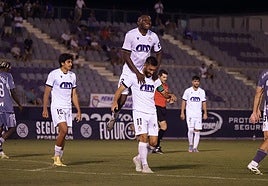 Sako celebra con Mario Martos un tanto ante el Granada.