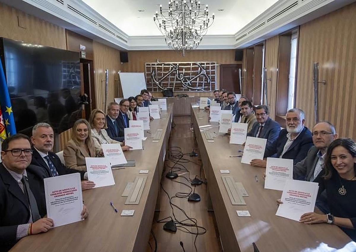 Imagen secundaria 1 - José García Fuentes en el homenaje de despedida de Motril a álvarez de la Chica, en un acto por el tren junto a representantes del tejido social y económico y en 2022 poniendo la primera piedra del nuevo paseo de Varadero. 
