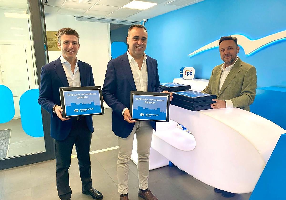 El presidente provincial del PP, Francis Rodríguez, y el secretario general, Jorge Saavedra, entregan los avales.