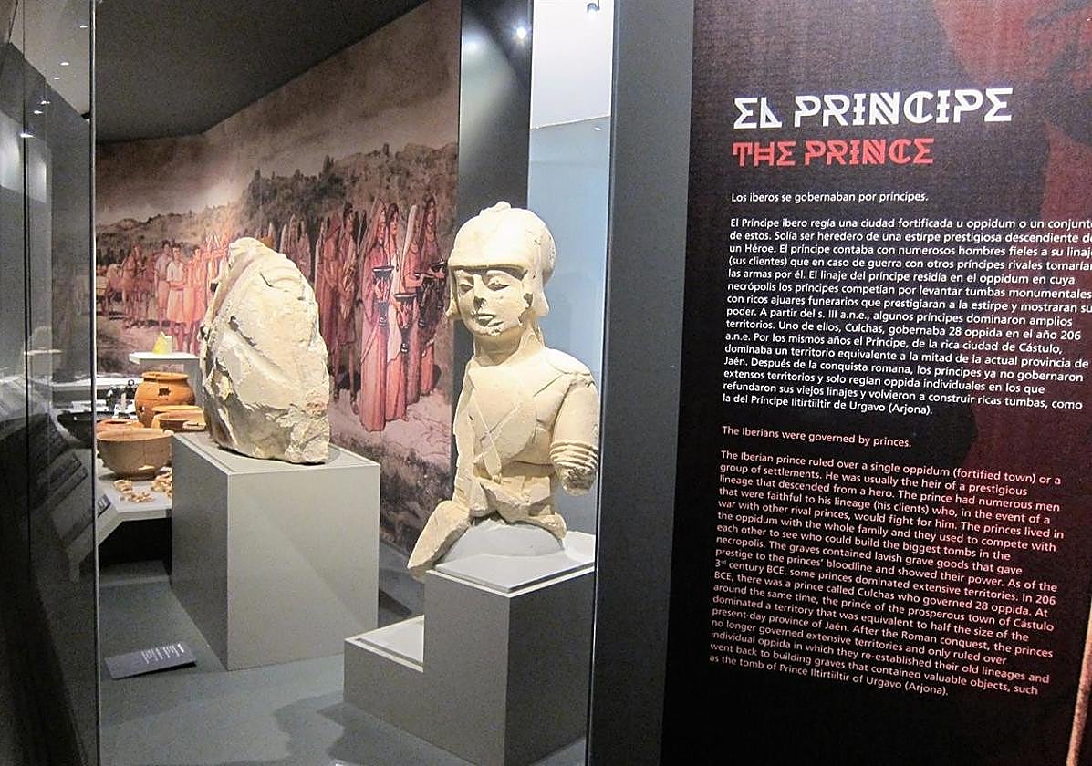 Una vitrina de la exposición temporal del Museo Íbero de Jaén.