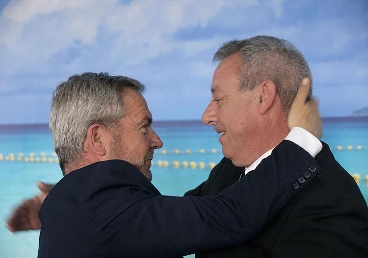 Imagen principal - José García Fuentes en el homenaje de despedida de Motril a álvarez de la Chica, en un acto por el tren junto a representantes del tejido social y económico y en 2022 poniendo la primera piedra del nuevo paseo de Varadero. 