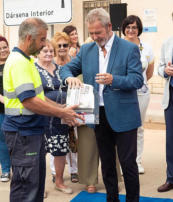Imagen secundaria 2 - José García Fuentes en el homenaje de despedida de Motril a álvarez de la Chica, en un acto por el tren junto a representantes del tejido social y económico y en 2022 poniendo la primera piedra del nuevo paseo de Varadero. 