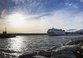 Uno de los barcos que cubre las líneas con África en el puerto de Motril.