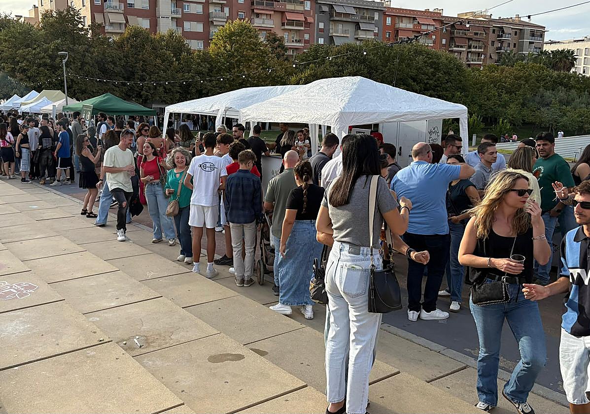 Imagen principal - El Bulevar vive una noche de música electrónica, arte y gastronomía local