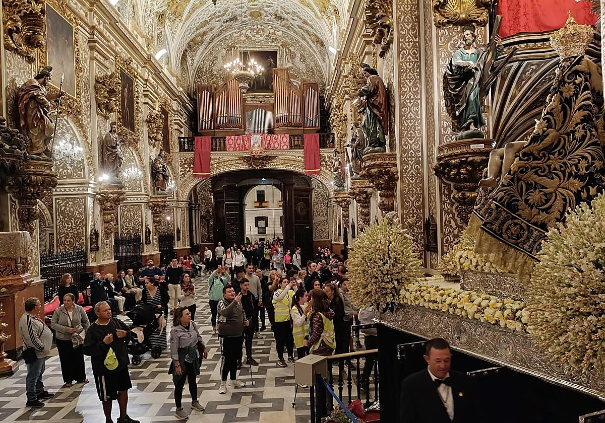 Los peregrinos llegan a la Basílica a las seis de la mañana para la primera misa