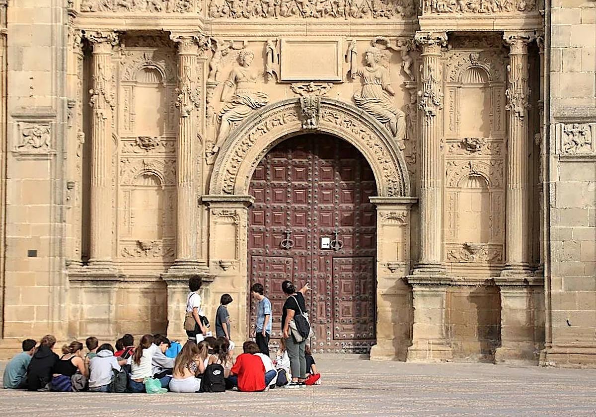 Turistas en la monumental plaza Vázquez de Molina de Úbeda.