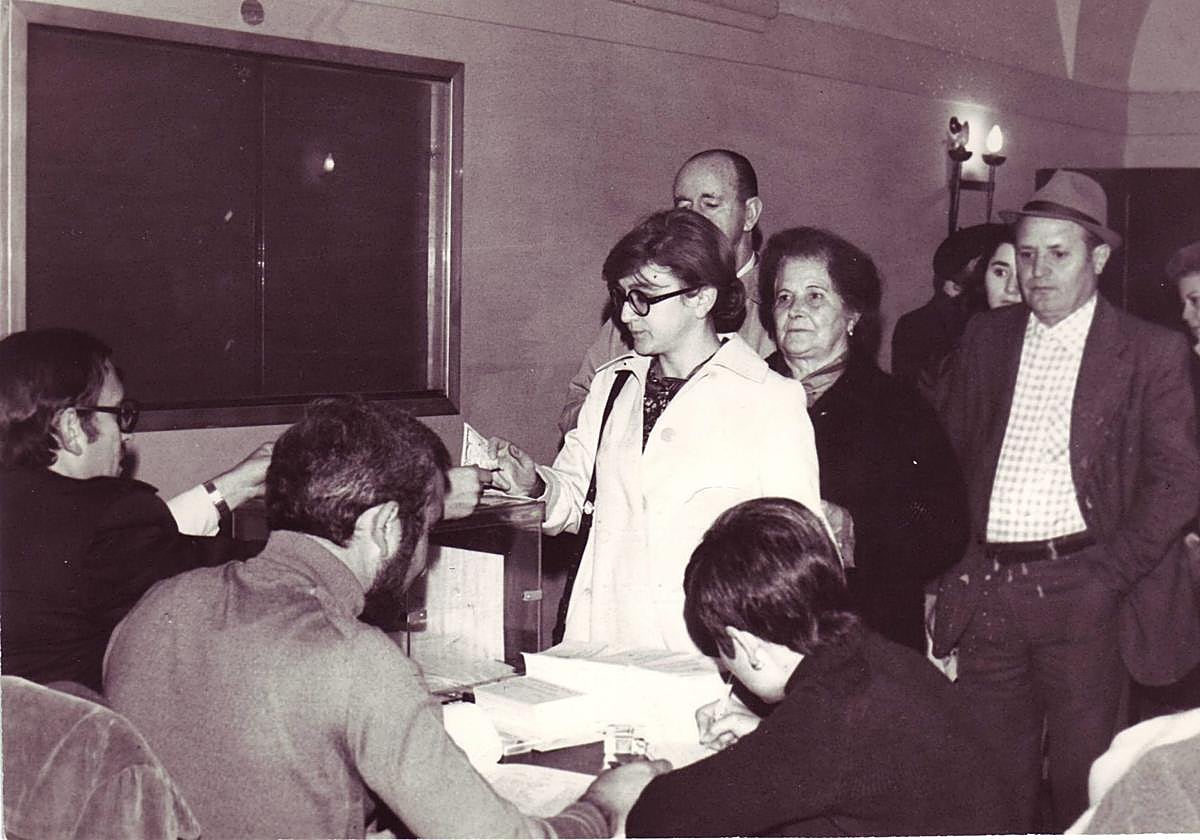 La diputada granadina María Izquierdo en la votación del referéndum en 1978