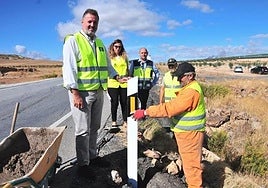 Instalación de dispositivos de protección de fauna salvaje en la carrerea A-308.