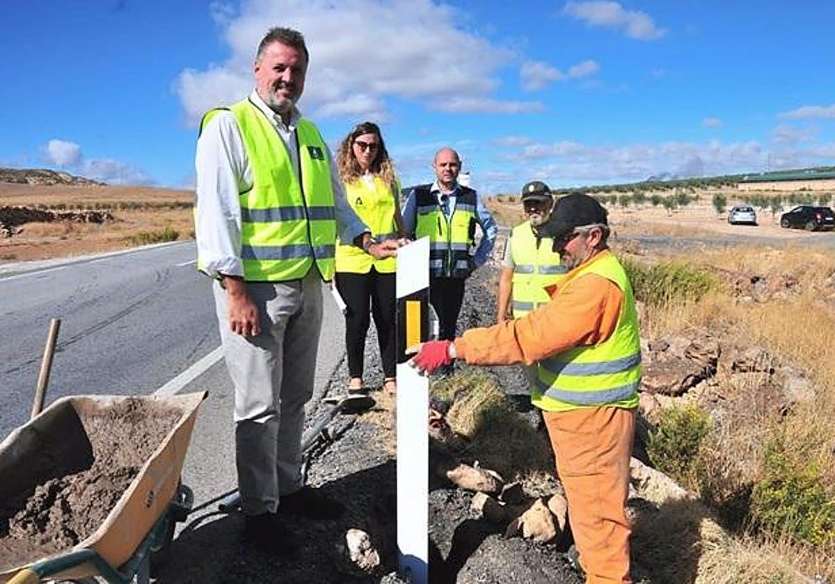 Instalación de dispositivos de protección de fauna salvaje en la carrerea A-308.