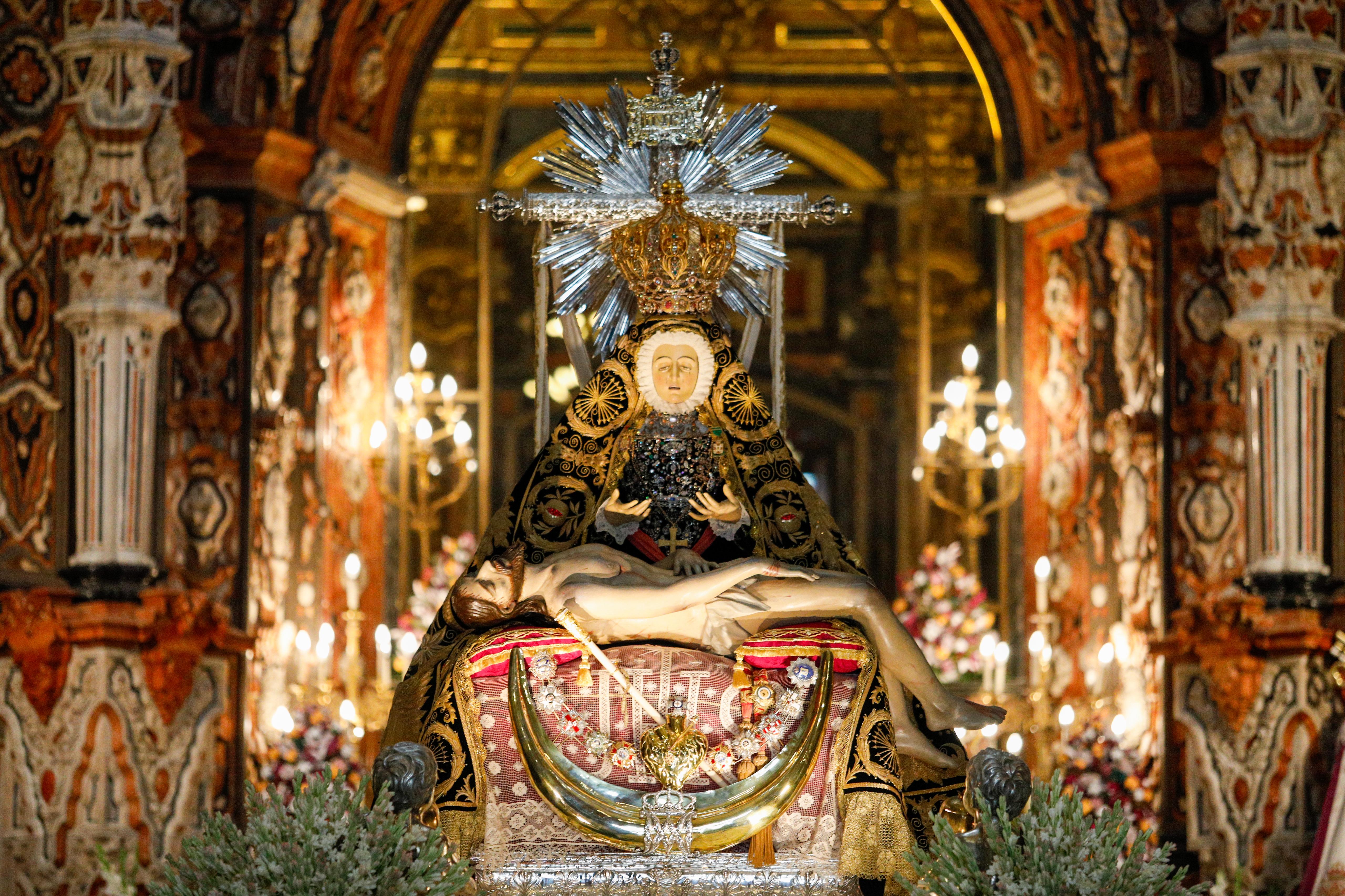 Las imágenes de la procesión de la Patrona por las calles de Granada