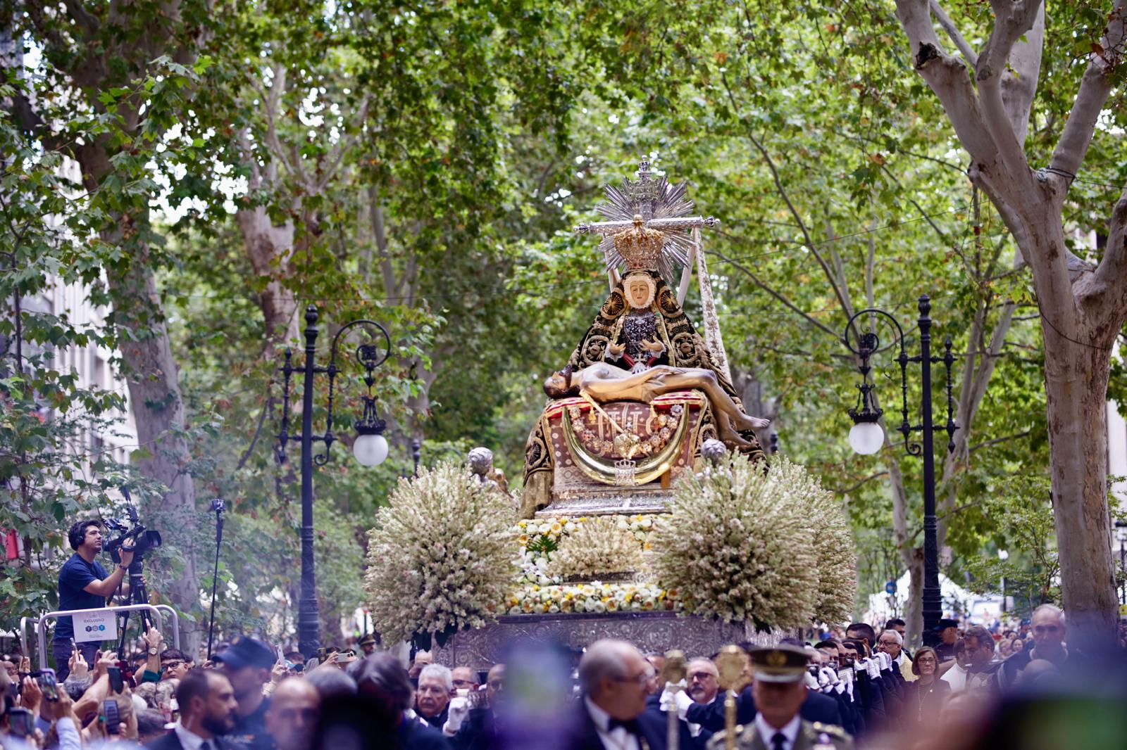Las imágenes de la procesión de la Patrona por las calles de Granada