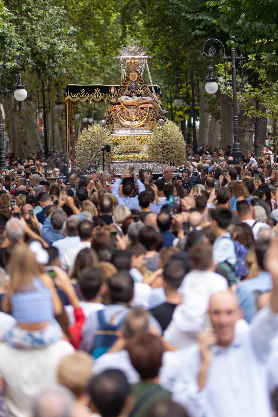 Las imágenes de la procesión de la Patrona por las calles de Granada