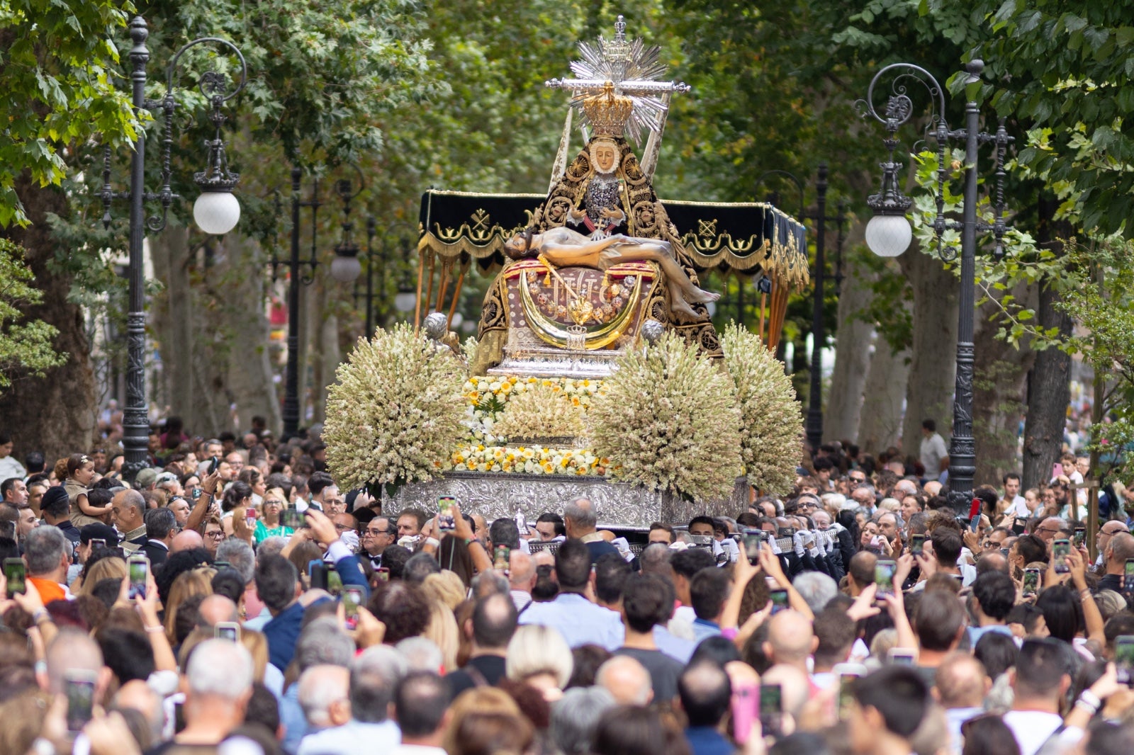 Las imágenes de la procesión de la Patrona por las calles de Granada