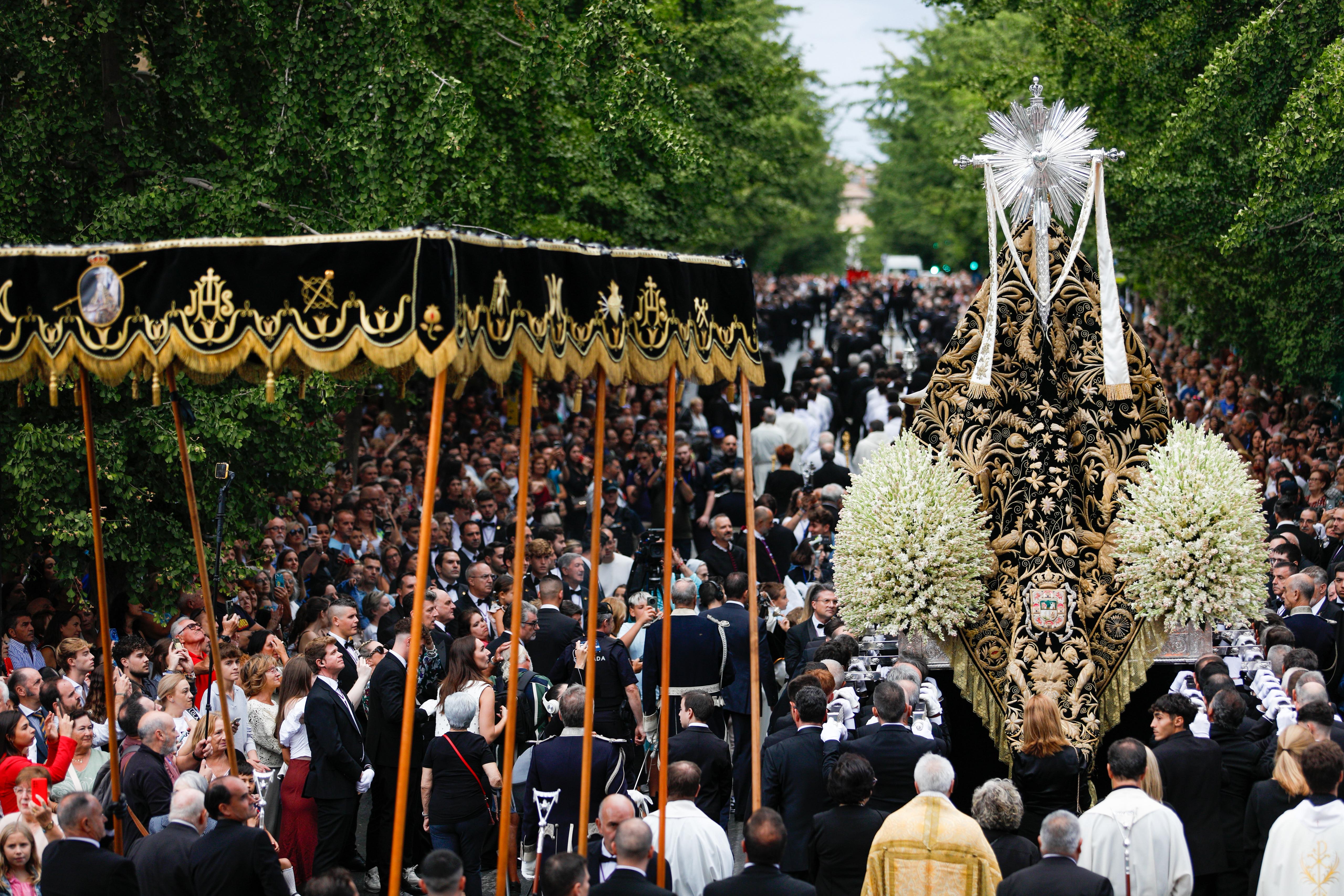 Las imágenes de la procesión de la Patrona por las calles de Granada
