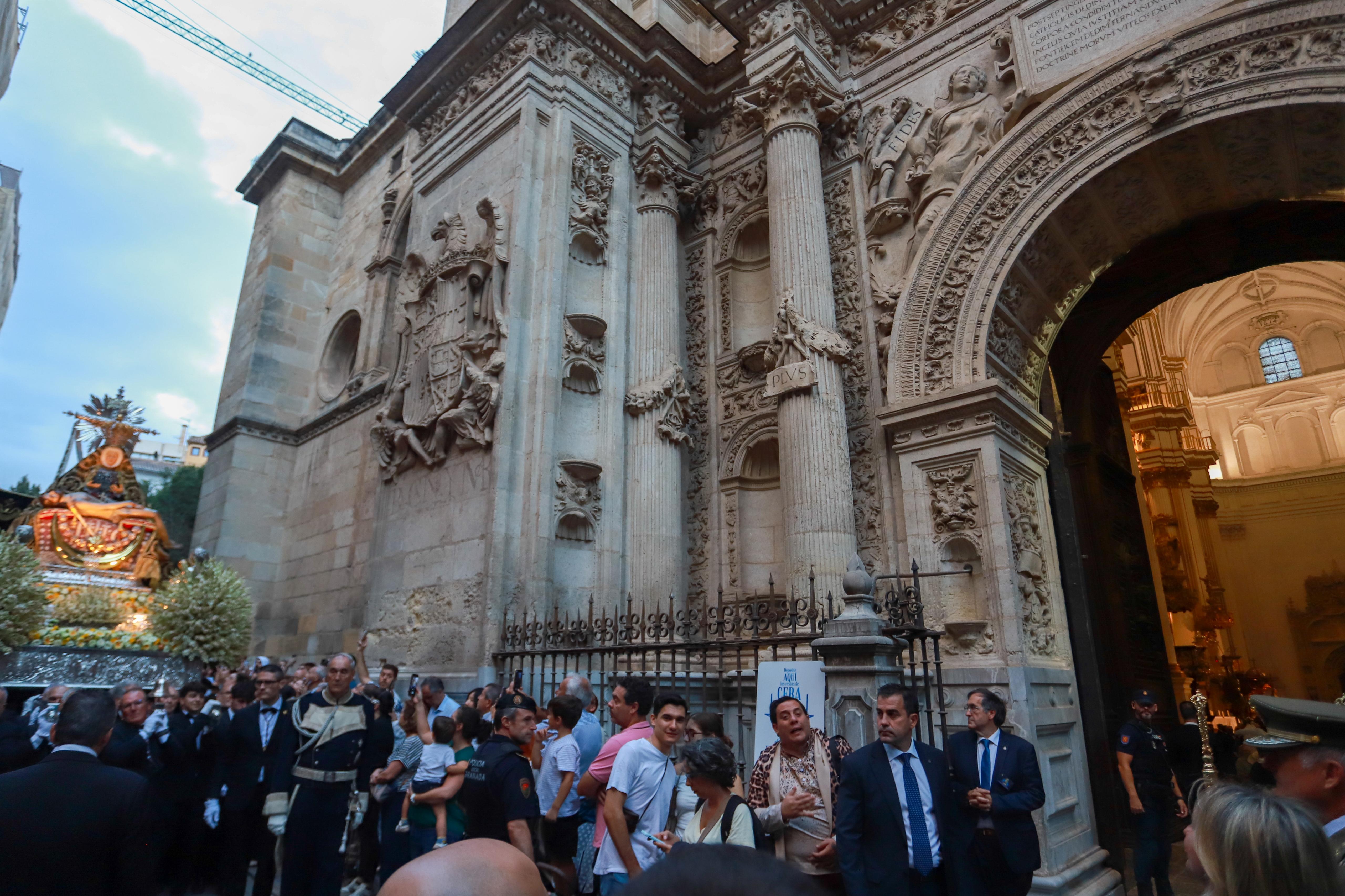 Las imágenes de la procesión de la Patrona por las calles de Granada
