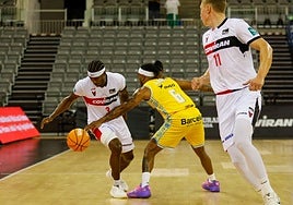 Micah Speight, que sufrió molestias físicas en la pierna derecha ante el Gran Canaria, bota ante Albicy junto a Valtonen.