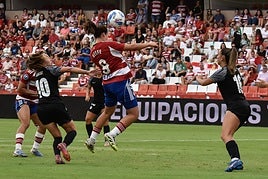 La rojiblanca Keefe remata un balón en Los Cármenes.