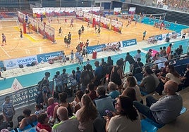 El voley congrega en pista a 1.200 jugadores y llena las gradas del Palacio.