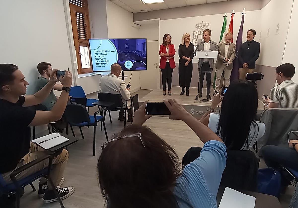 Rueda de prensa para explicar el pleno.