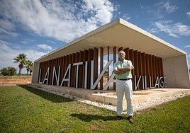 Juan José Nievas, promotor de La Nativa, delante de la estructura que anuncia el futuro residencial de viviendas
