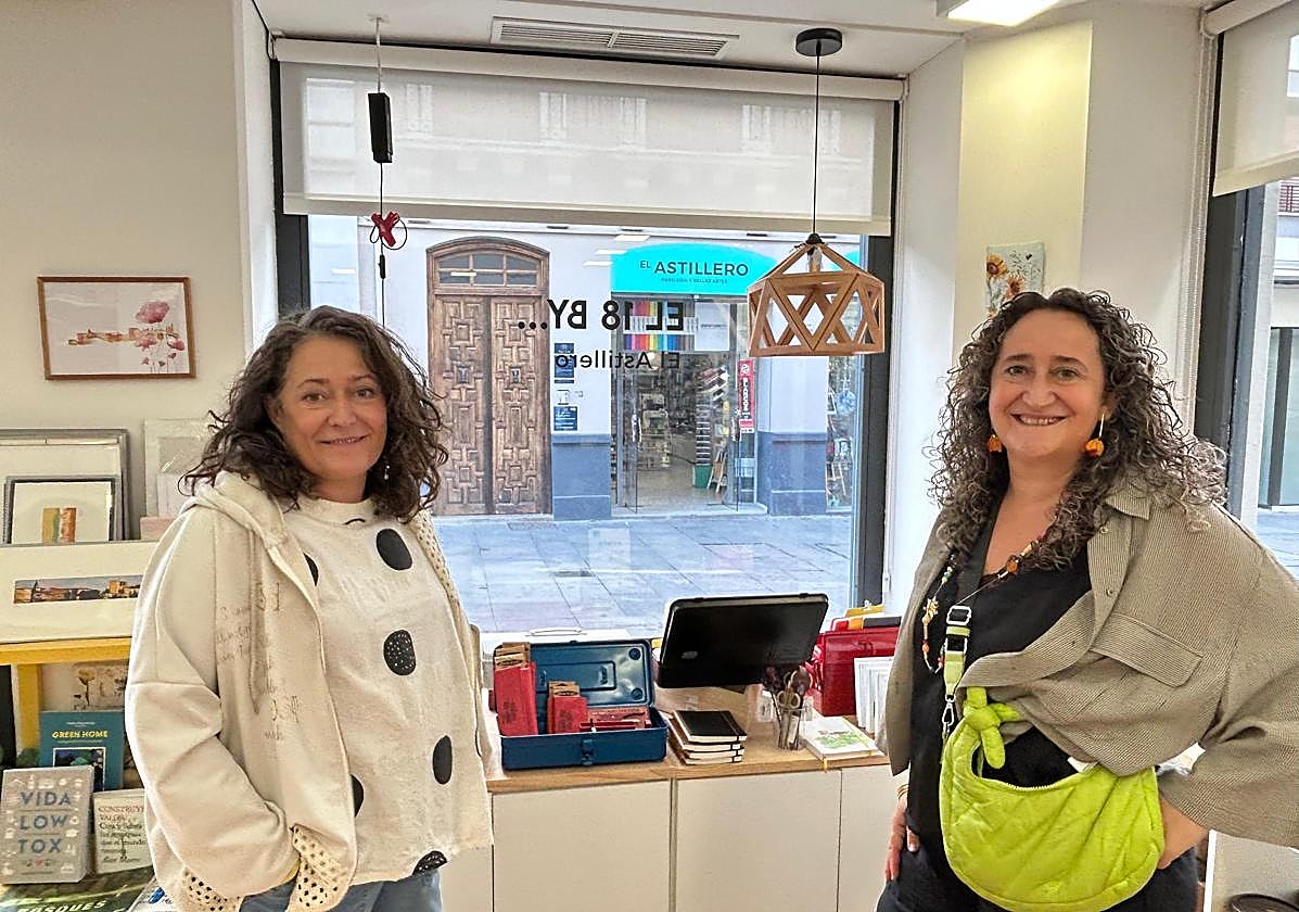 Marta y Cristina en su nuevo negocio de la calle Alhondiga, donde también regentan la papelería el Astillero